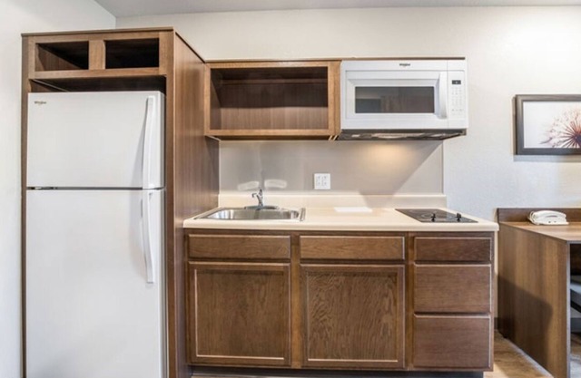 Relax and Unwind in Moreno Valley! 2 Modern Units, Full Kitchen, Free Parking