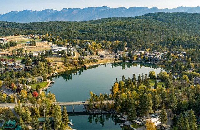 Relax at Rivers End Cabin on Flathead Lake, Walking Distance To Bigfork