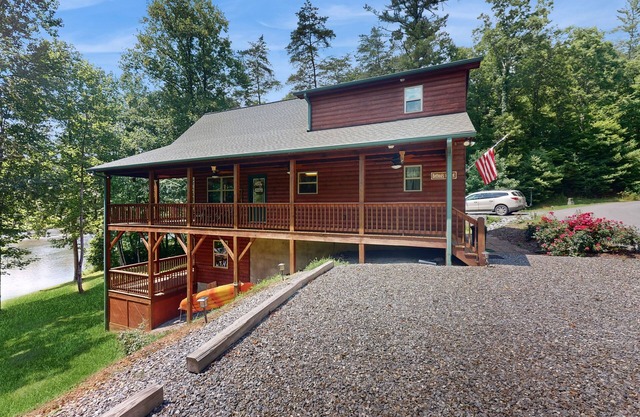 Relax by the river in Murphy: Spacious decks, stunning views, and endless advent