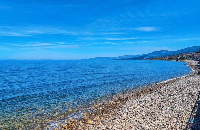 Relax by the sea and enjoy your holiday in an inviting holiday home.