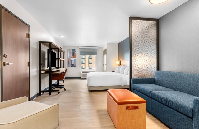 Relax in a Clean & Contemporary Suite w/Fully Equipped Kitchen Near Downtown