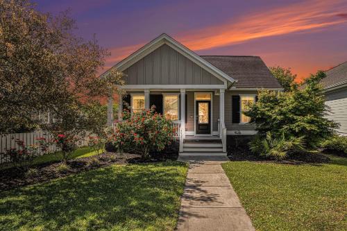 Relax in Comfort - Retreat near CHS Downtown & Airport