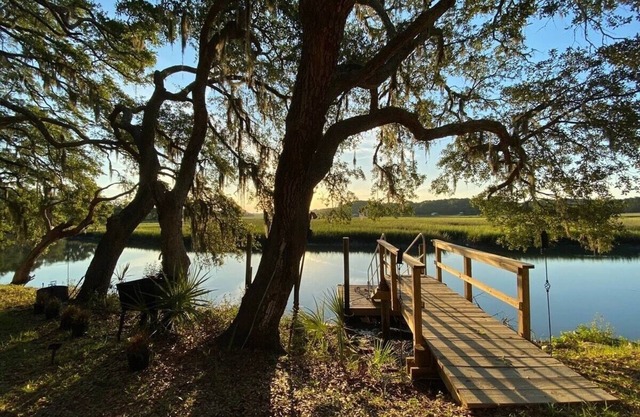 Relax in cozy cottage on the creek in Edisto!