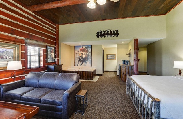 Relax in Rustic Elegance at Columbia! Pool & On-site Bar | 3 Units