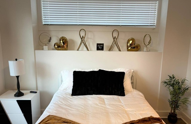 Relax in Style: Gated 2BR in Downtown w/Workspace