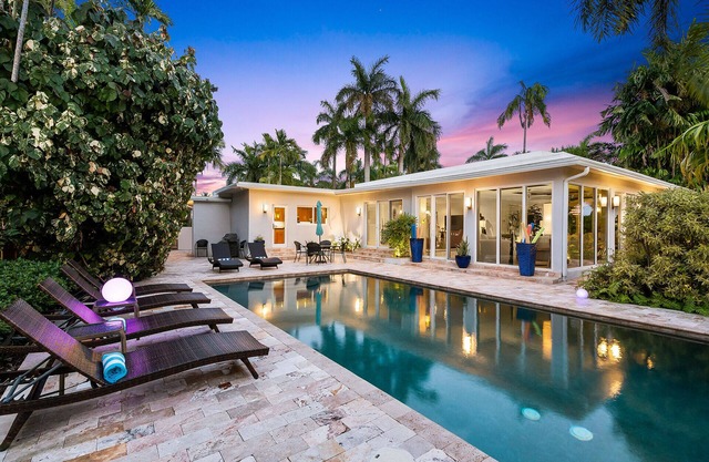 Relax in Style. Walk to Ft Lauderdale Beach & World Class shops at Las Olas Blvd