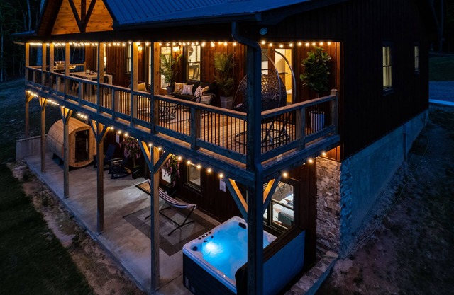 Relax in Style w/3 Master Suites, Game Rm, Hot Tub, Fire pit, Sauna & More!