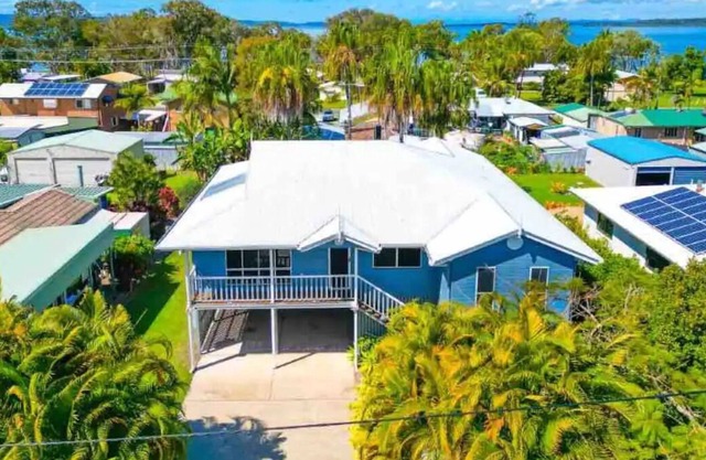 Relax in vacay home w/breezes 2 mins from bay/ swim or hike foreshore trails!