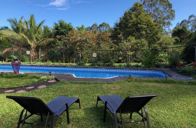 Relax near Port of Hilo, charming Hakalau apartment