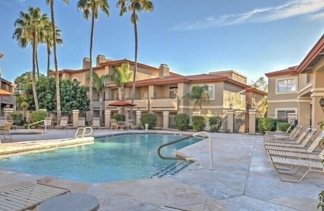 Relax Poolside in your private, Clean, Beautiful, Quiet Vacation Condo