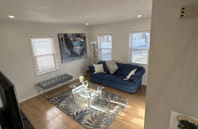 Relax with family or friends to this elegant apartment in the heart of Waltham
