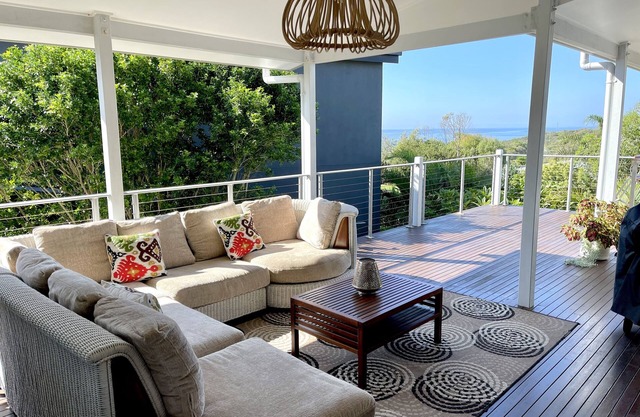 Relaxed beach living, with sea views, magical sunsets. 4 min walk to Beach.