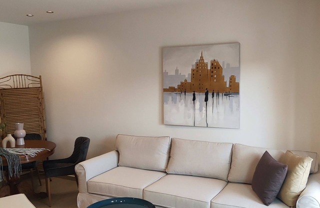 Relaxed Space for Couples or Families is just 5 minutes - downtown, with parking