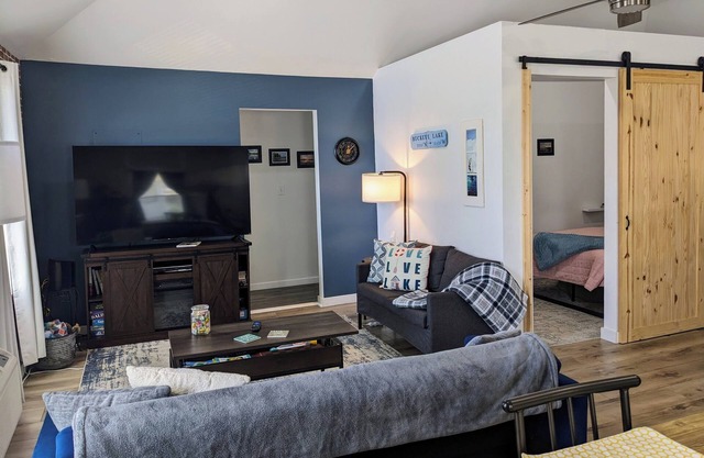 Relaxing 2 bedroom cottage w/hot tub and air hockey/ping pong table