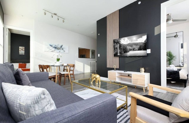 Relaxing 2BR w Gym, Pkng, Near King Wms & Towers