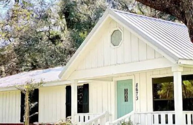 Relaxing 4-bedroom house; 20 mins from springs in Live Oak on pond with fire pit
