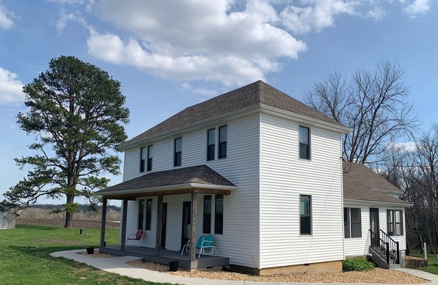 Relaxing and cozy farmhouse a few miles from the town of Hermann!