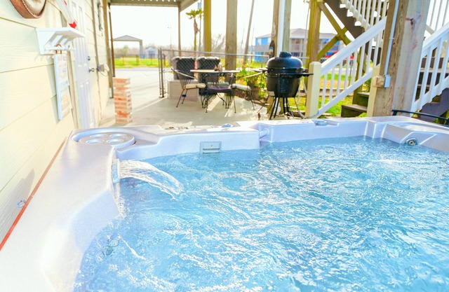 ☀️ Relaxing Beach Getaway ☀️ Crystal Beach 🔥HOT tub 🏖️