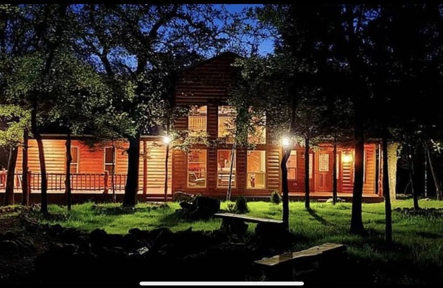Relaxing Cabin Getaway near Lake Texoma ~ your retreat awaits!