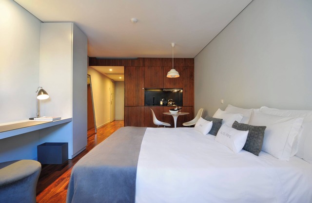 Relaxing Getaway Awaits, 2 Modern Units, Prime Location, Altis Prime, Pets OK