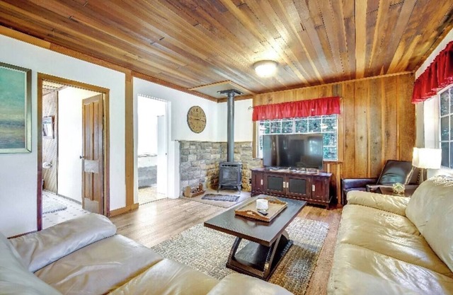 Relaxing Hot Tub & Backyard for Lazy Days