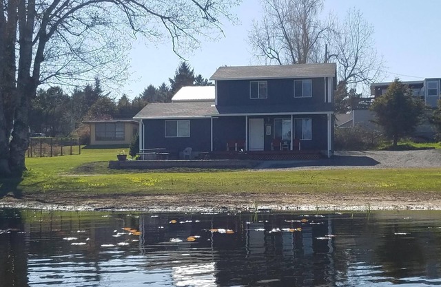 Relaxing Lakefront, Close to Beach, Family Friendly, Quiet Neighborhood.