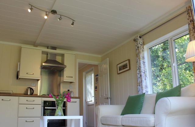 Relaxing Lodge, Sleeping 3 & Surrounded by Tranquil Gardens - Nearby Goodwood