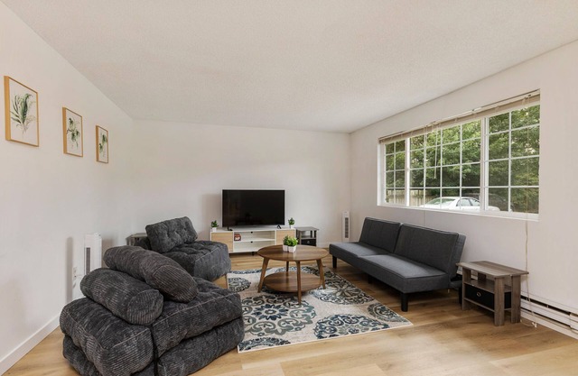 Relaxing Lynnwood Getaway w/Parking