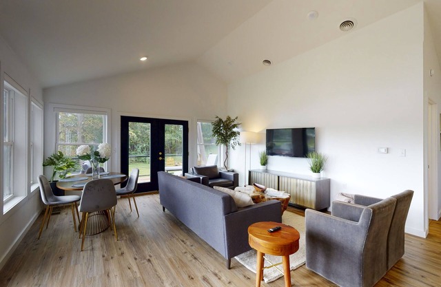 Relaxing Upstate NY Waterfront Lakehouse