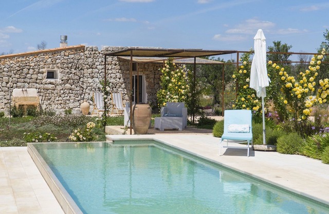 Relaxing villa with pool, close to the sea