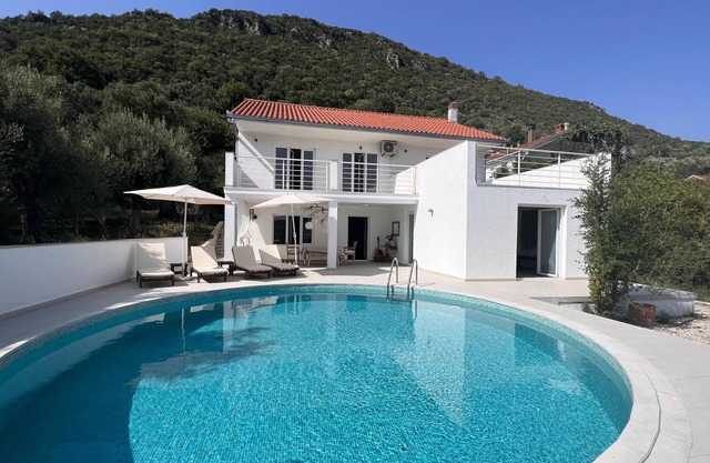 Remarkable 4-Bed Villa in Denovici