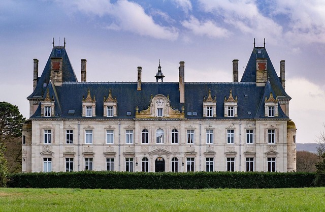 Remarkable neo-classical château in Maine-et-Loire