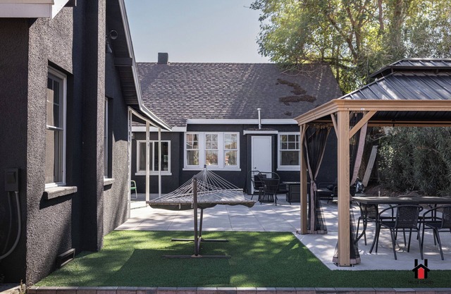 Remodeled 1920s Bungalow & Retro Casita