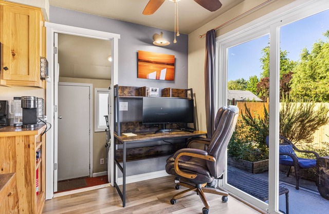 Remodeled Albany 1BDRM, modern, pet friendly fenced yard, work station, laundry!