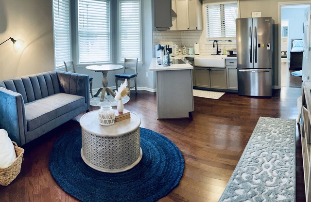 Remodeled apt in the heart of old town Manassas. Near pubs/restaurants/shops/VRE