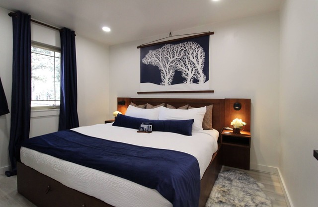 Remodeled cabin in the woods, fire pit, king bed, A/C