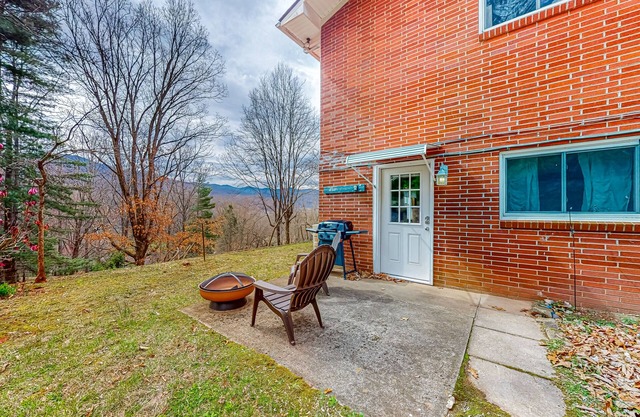 Remodeled mountain studio close to downtown with full kitchen, firepit, & patio