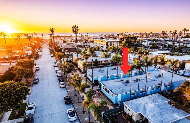 Remodeled PB Homes w/Parking - AC - steps2beach - Sleeps 28 - 5 homes combined!