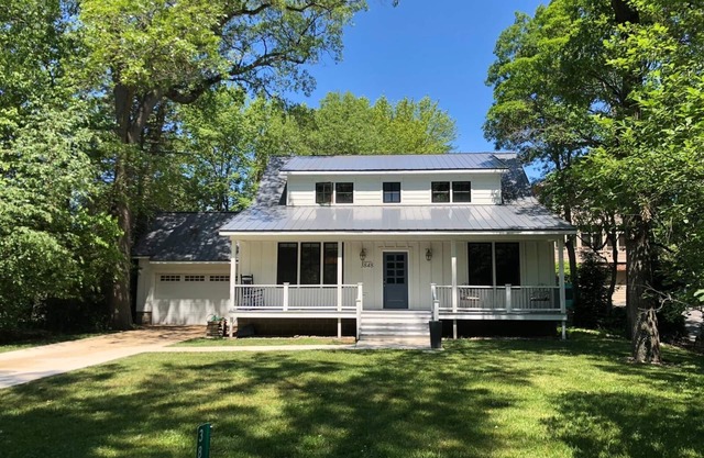 Remodeled Spacious Farmhouse-1 Block to Beach w/Gourmet Kitchen & Enclosed Porch