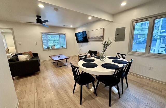 Renno Modern 2-Bed w/King Bed & Parking