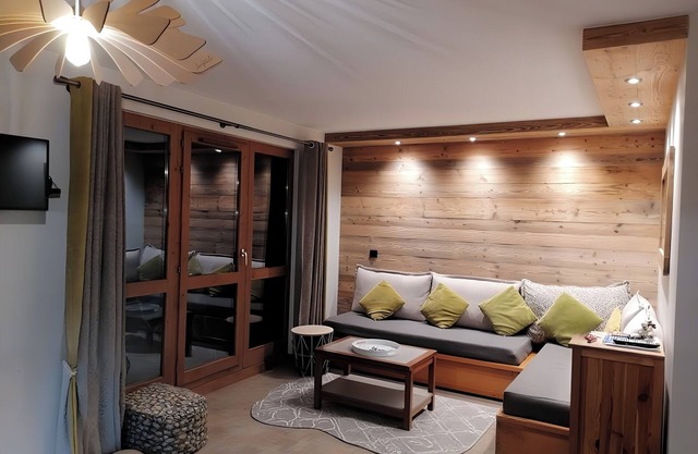 Renovated 3-room apartment, cosy mountain setting, at the foot of the slopes, magnificent valley view