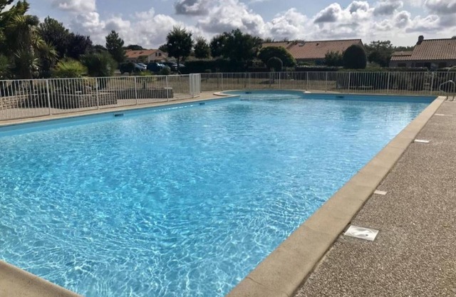 Renovated house near the sea with 2 pools, parking, pets allowed