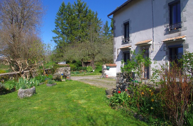 Renovated 1920s house, 15 minutes' walk from town center, quiet location.
