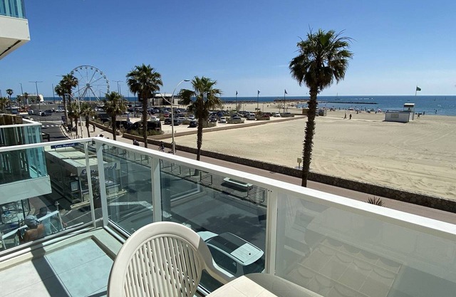 Renovated 2-room apartment with sea view, air conditioning and balcony, near shops