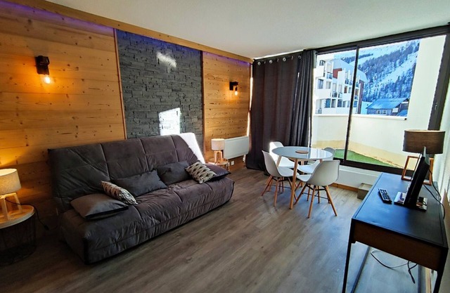 Renovated 2-Room Ski-in/Ski-out, South-Facing Balcony, Close to Shops and Activities