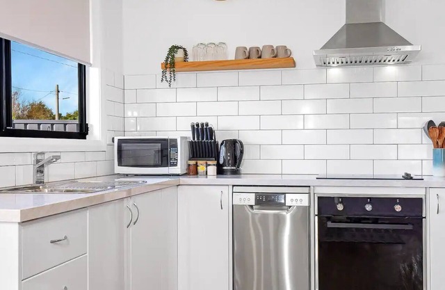 Renovated 3BR near hospital with individual split systems throughout & Wifi.