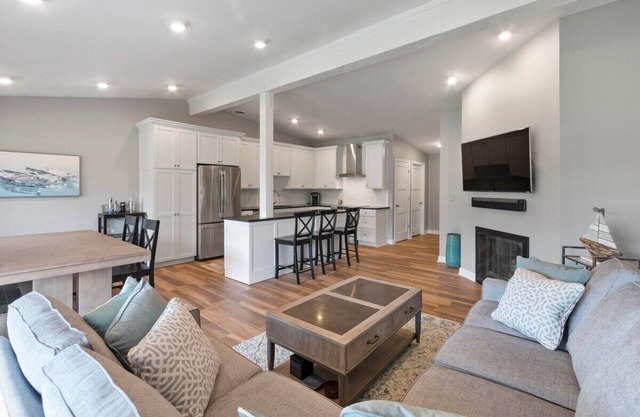 Renovated Abbey Villa Getaway |Patio | Pool |Short Walk to the Water |Gas Fireplace |King Master