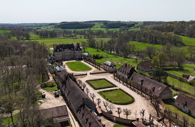 Renovated and luxurious Steward's House of stunning castle. Ideal for families.