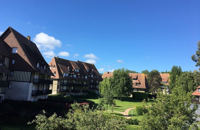 RENOVATED APARTMENT IN RESIDENCE/2 BEDROOMS- SEASIDE