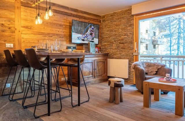 Renovated Apartment in Alpe d'Huez - Central Location, Near Slopes, Sleeps 4, Parking & WiFi